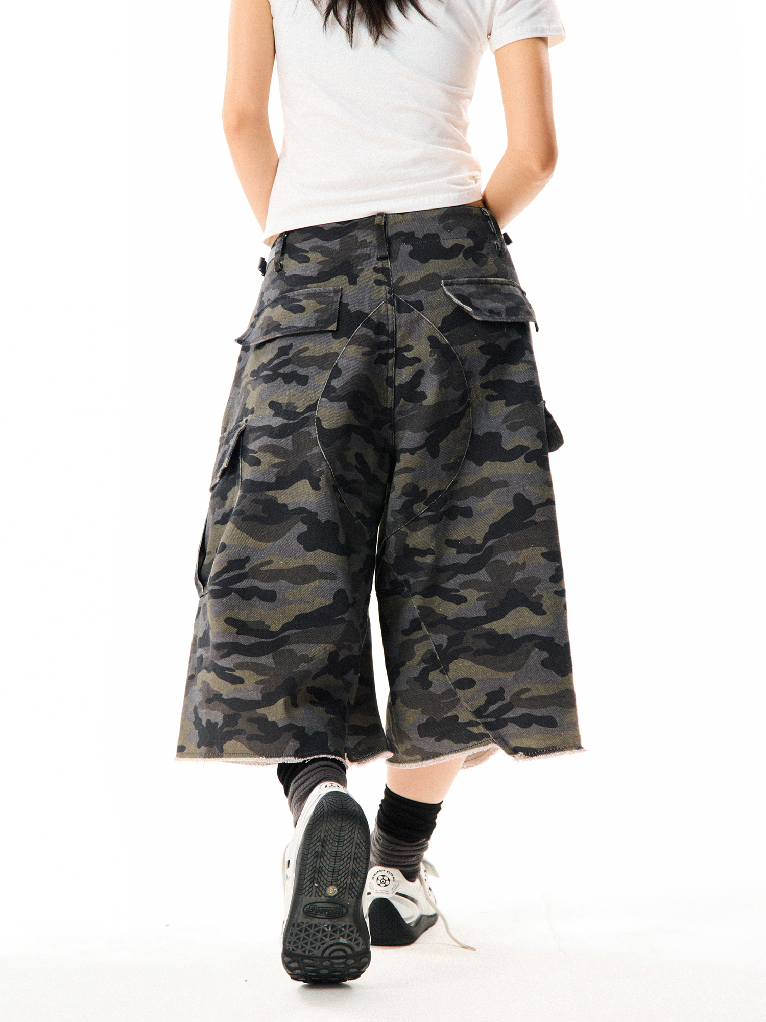 Camouflage Cargo Capri Pants for Women - Loose Fit, Versatile Wide-Leg, American Style, Casual Streetwear Camouflage Cargo Capri Pants for Women - Loose Fit, Versatile Wide-Leg, American Style, Casual Streetwear