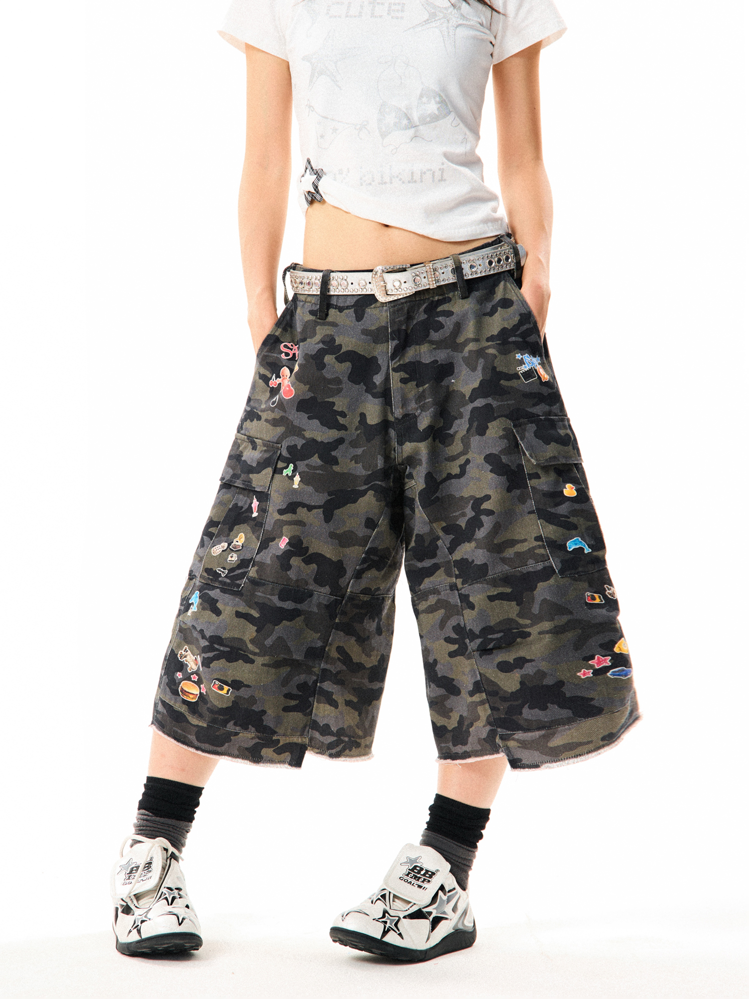 Camouflage Cargo Capri Pants for Women - Loose Fit, Versatile Wide-Leg, American Style, Casual Streetwear Camouflage Cargo Capri Pants for Women - Loose Fit, Versatile Wide-Leg, American Style, Casual Streetwear