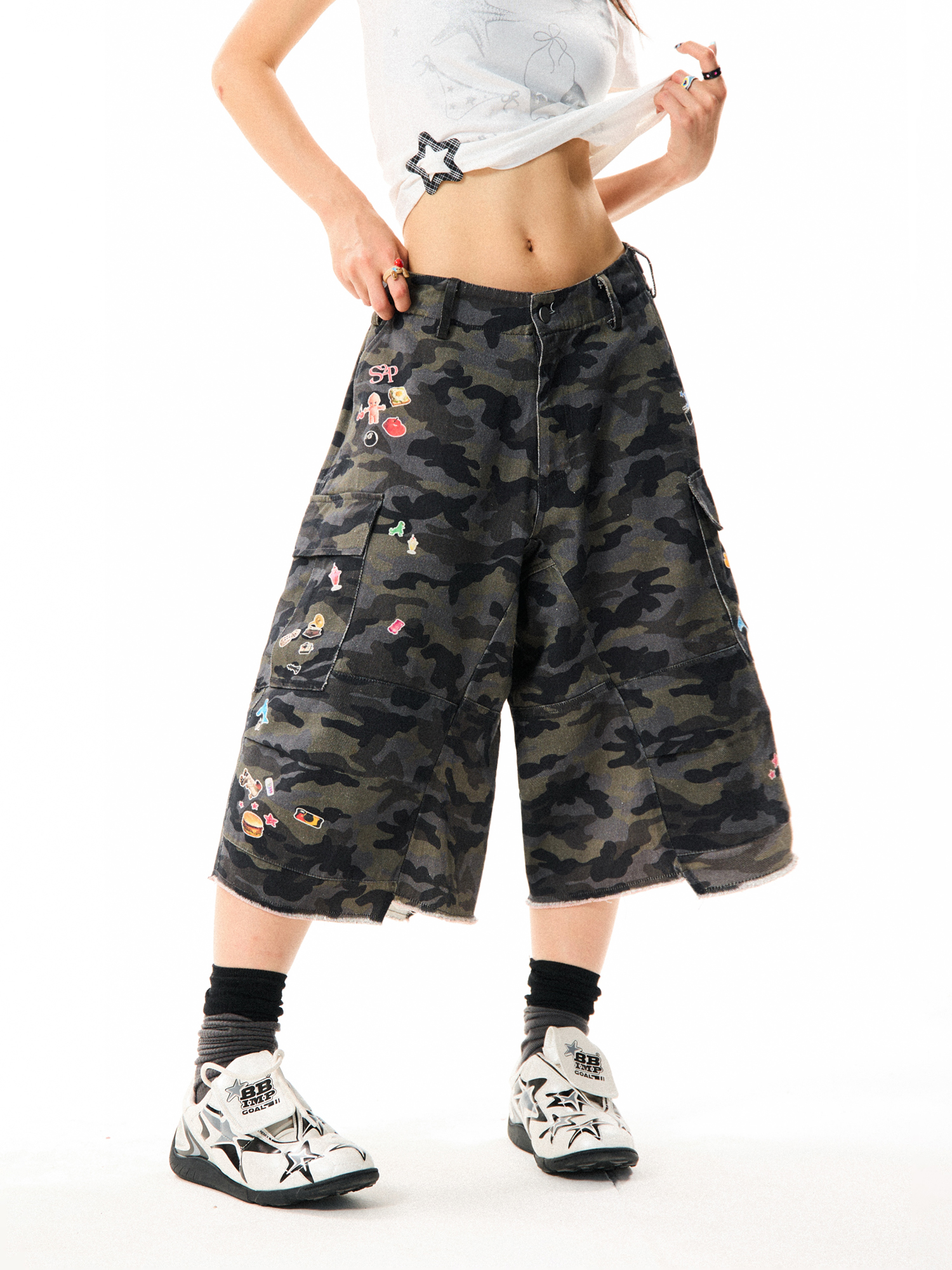 Camouflage Cargo Capri Pants for Women - Loose Fit, Versatile Wide-Leg, American Style, Casual Streetwear Camouflage Cargo Capri Pants for Women - Loose Fit, Versatile Wide-Leg, American Style, Casual Streetwear