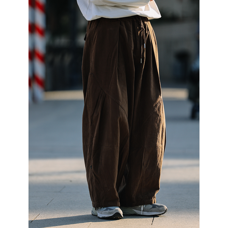 Casual Japanese-Style Pleated Cargo Pants for Men - Trendy Loose-Fit Design with Elastic Waistband and Drape Casual Japanese-Style Pleated Cargo Pants for Men - Trendy Loose-Fit Design with Elastic Waistband and Drape