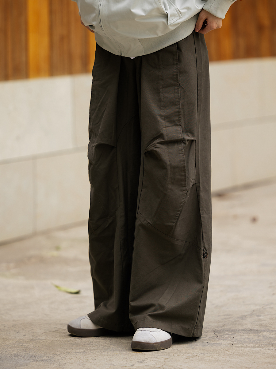 Casual Japanese-Style Pleated Cargo Pants for Men - Trendy Loose-Fit Design with Elastic Waistband and Drape Casual Japanese-Style Pleated Cargo Pants for Men - Trendy Loose-Fit Design with Elastic Waistband and Drape