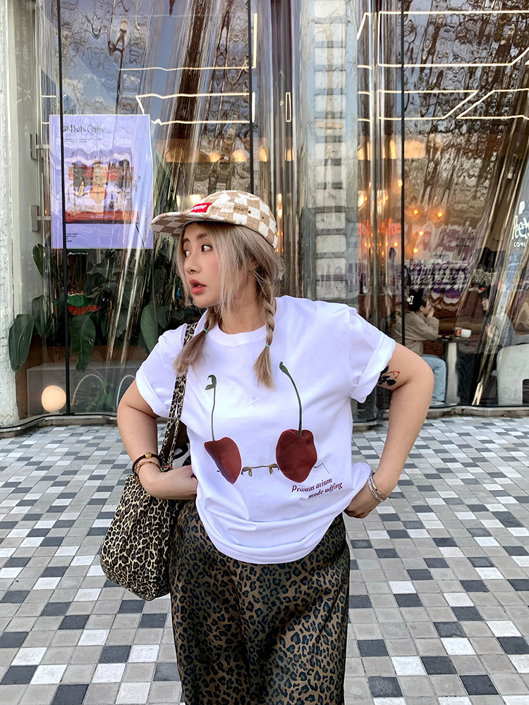 Cherry Print Round Neck Short Sleeve T-Shirt for Women - Versatile Loose Slim Fit Top for Spring/Summer 2025 Fashion Cherry Print Round Neck Short Sleeve T-Shirt for Women - Versatile Loose Slim Fit Top for Spring/Summer 2025 Fashion