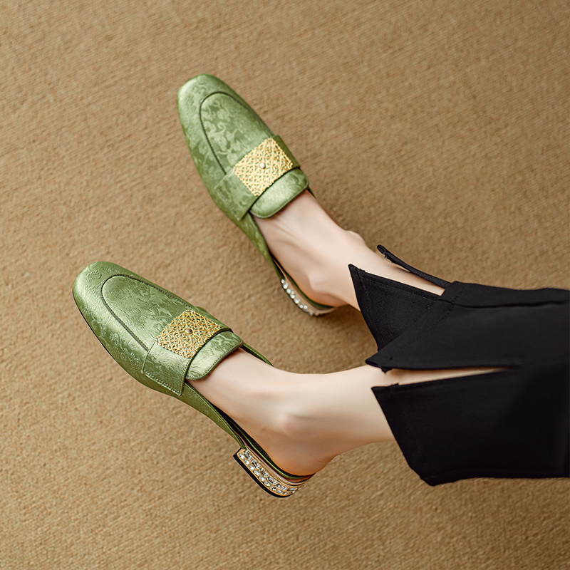 Chinese-Style Closed-Toe Flat Mules in Genuine Leather - Italian Corso Venezia Inspired Lazy Cool Slippers for Effortless Chic Chinese-Style Closed-Toe Flat Mules in Genuine Leather - Italian Corso Venezia Inspired Lazy Cool Slippers for Effortless Chic