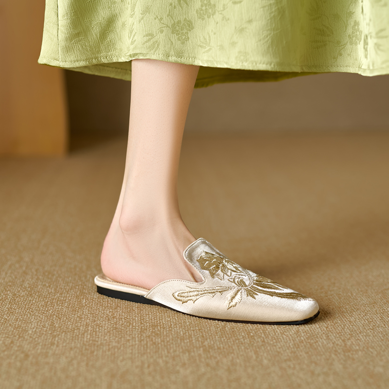 Chinese-Style Embroidered Open-Toe Half Slippers - High-End National Style Flat Sandals for Elegant Summer Looks Chinese-Style Embroidered Open-Toe Half Slippers - High-End National Style Flat Sandals for Elegant Summer Looks