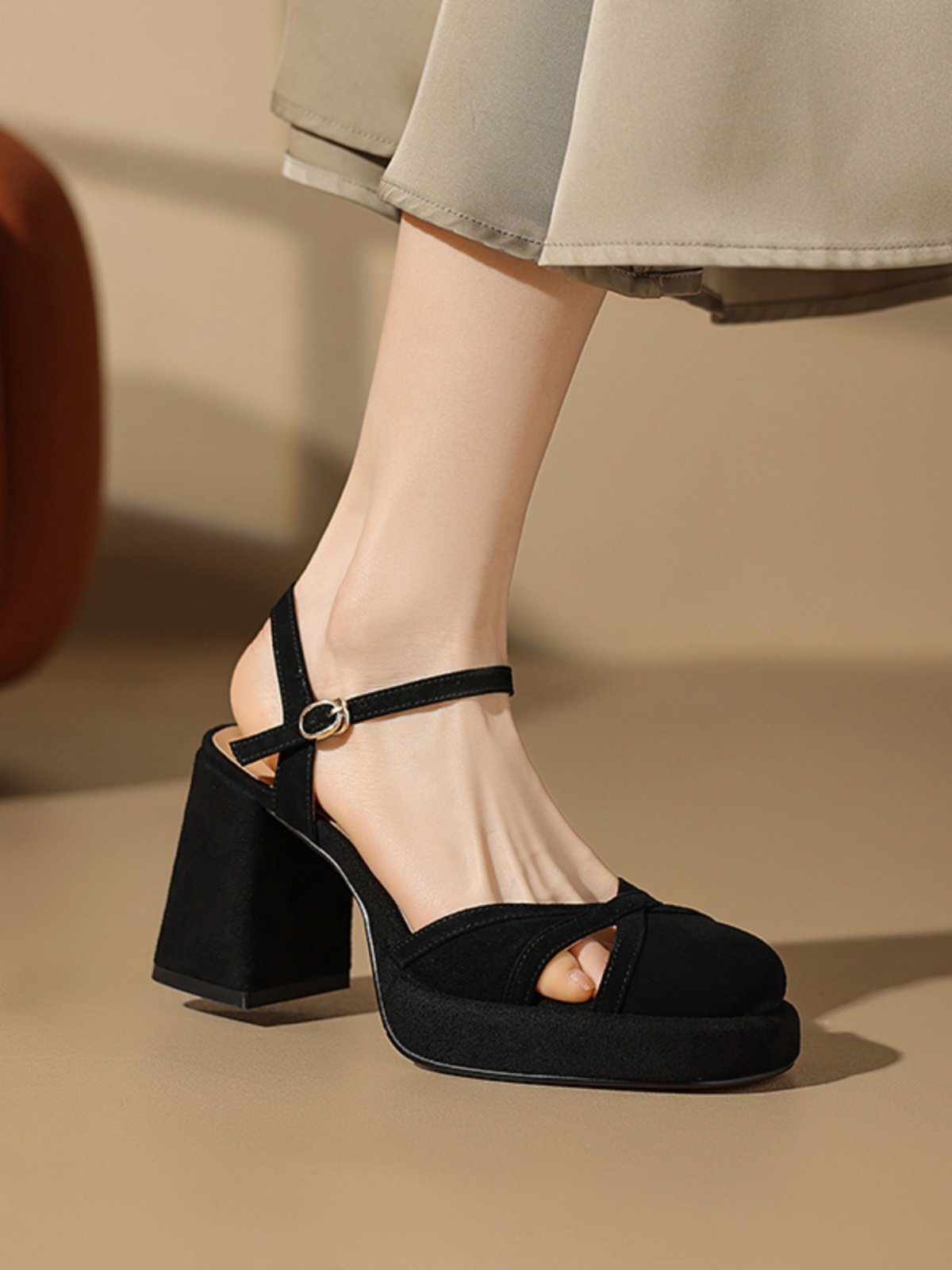 Chunky Heel Black Closed-Toe Platform Sandals for Women - Waterproof Cowhide Summer Footwear with Thick Bottom Chunky Heel Black Closed-Toe Platform Sandals for Women - Waterproof Cowhide Summer Footwear with Thick Bottom