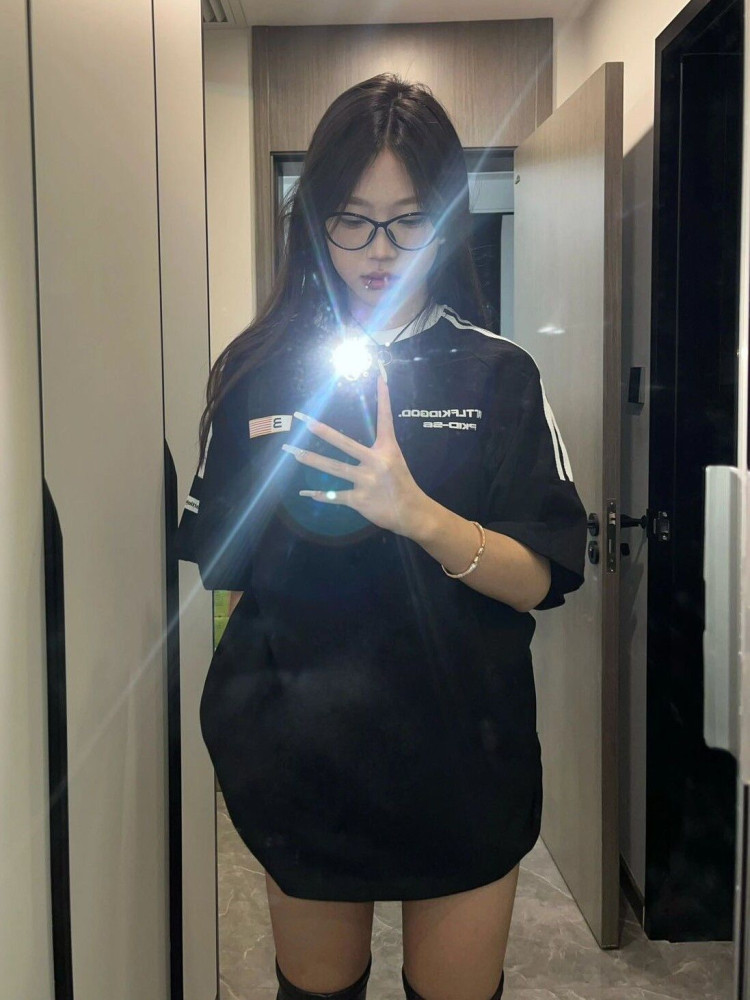 Color-Block Striped Heavy Shoulder Short Sleeve T-Shirt for Girls - American High Street Style, Trendy 2025 Fashion for Teens Color-Block Striped Heavy Shoulder Short Sleeve T-Shirt for Girls - American High Street Style, Trendy 2025 Fashion for Teens