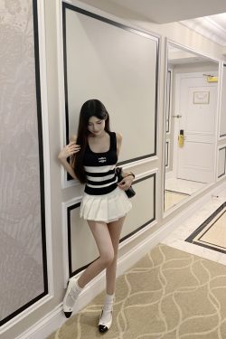 Color-Block Striped Sleeveless Knitted Vest for Women - Slim-Fit Short Top in Chanel Ice Silk, Y2K Fashion Style
