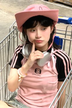 Color-Blocked Raglan Sleeve T-Shirt for Women - Slim-Fit, Stretchy Summer Top with Letter Print - 90s Inspired Style