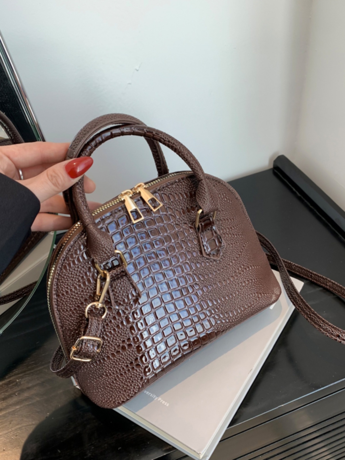 Crocodile Pattern Crossbody Shoulder Bag for Women, Vintage Shell Design, 2025 Summer Fashion Handheld Purse Crocodile Pattern Crossbody Shoulder Bag for Women, Vintage Shell Design, 2025 Summer Fashion Handheld Purse