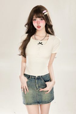 Cropped Summer T-Shirt for Women, Short-Sleeved with Unique Design, Trendy Casual Top for Stylish Girls