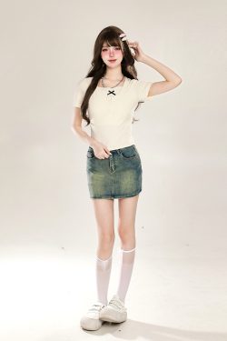 Cropped Summer T-Shirt for Women, Short-Sleeved with Unique Design, Trendy Casual Top for Stylish Girls