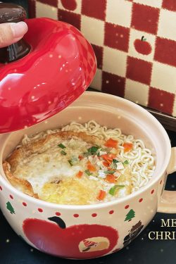 Cute Apple Ceramic Instant Noodle Bowl with Lid and Handle - Aesthetic Design for Dorm Room, Perfect for Instant and Snail Noodles