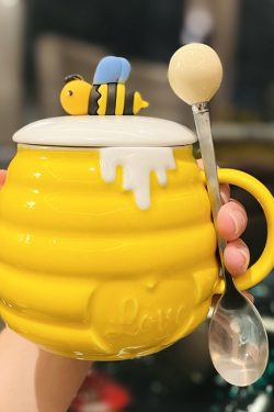 Cute Bee Ceramic Mug with Lid and Spoon - Perfect Breakfast Mug for Girls, Best Friend Birthday Gift, Water and Coffee Cup