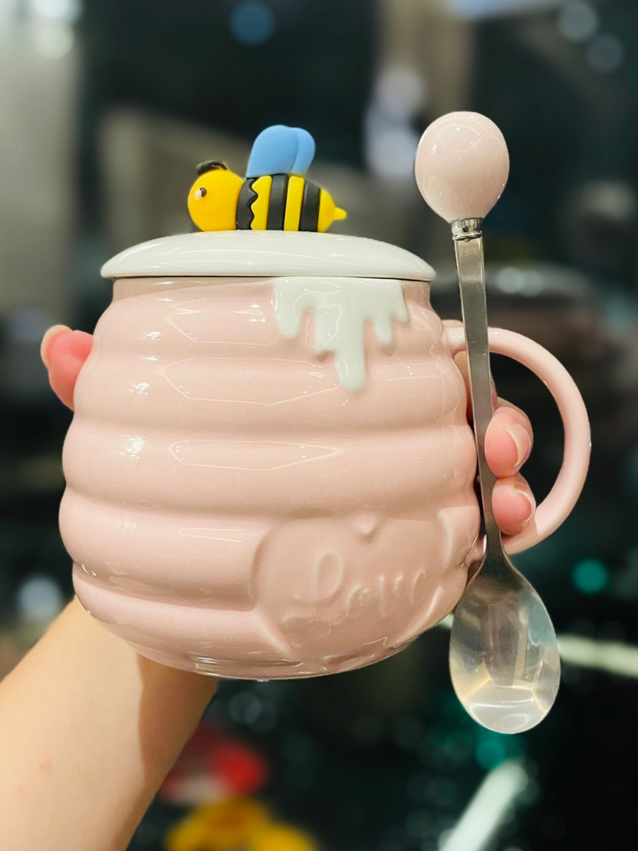Cute Bee Ceramic Mug with Lid and Spoon - Perfect Breakfast Mug for Girls, Best Friend Birthday Gift, Water and Coffee Cup Cute Bee Ceramic Mug with Lid and Spoon - Perfect Breakfast Mug for Girls, Best Friend Birthday Gift, Water and Coffee Cup