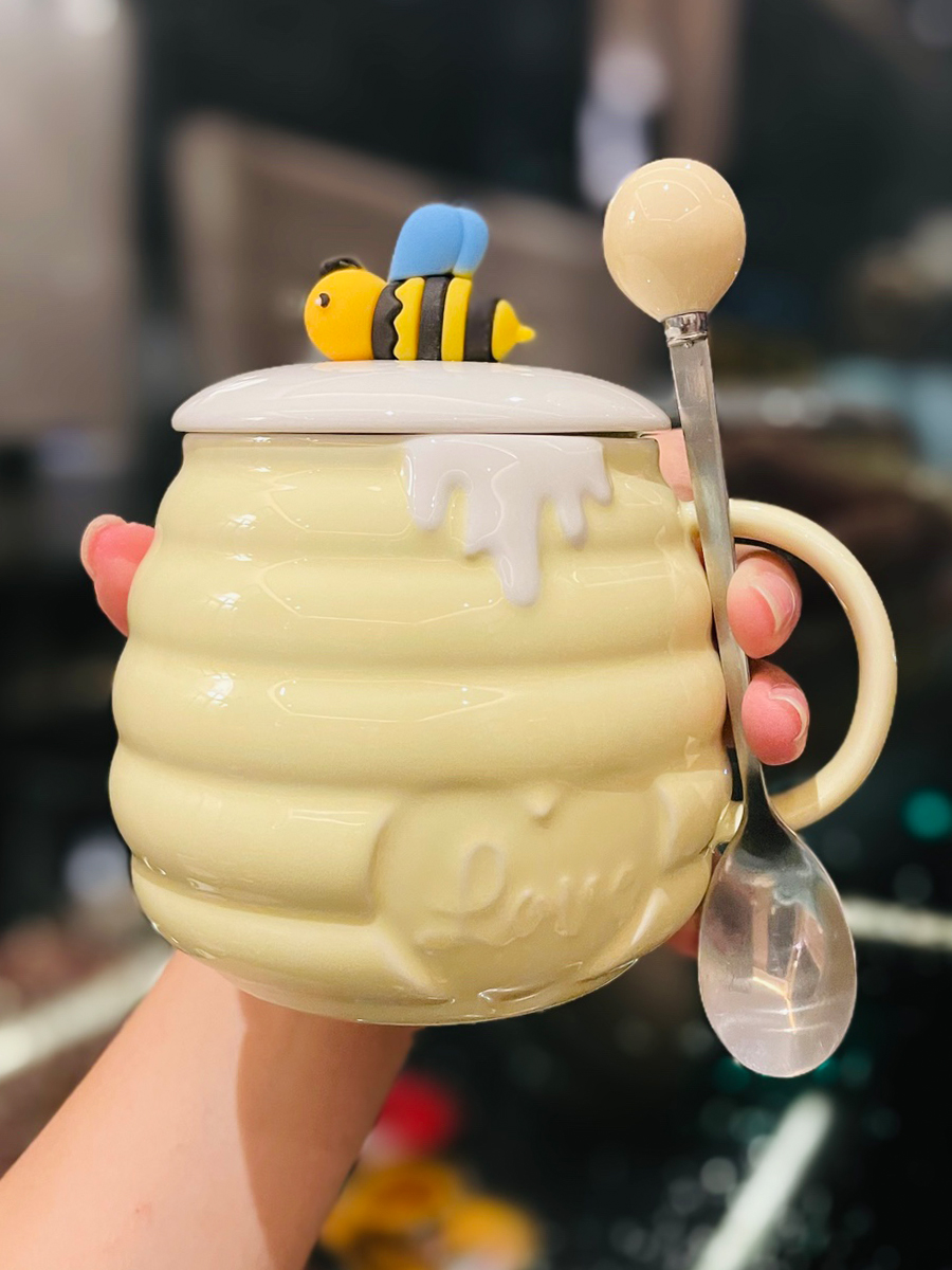 Cute Bee Ceramic Mug with Lid and Spoon - Perfect Breakfast Mug for Girls, Best Friend Birthday Gift, Water and Coffee Cup Cute Bee Ceramic Mug with Lid and Spoon - Perfect Breakfast Mug for Girls, Best Friend Birthday Gift, Water and Coffee Cup
