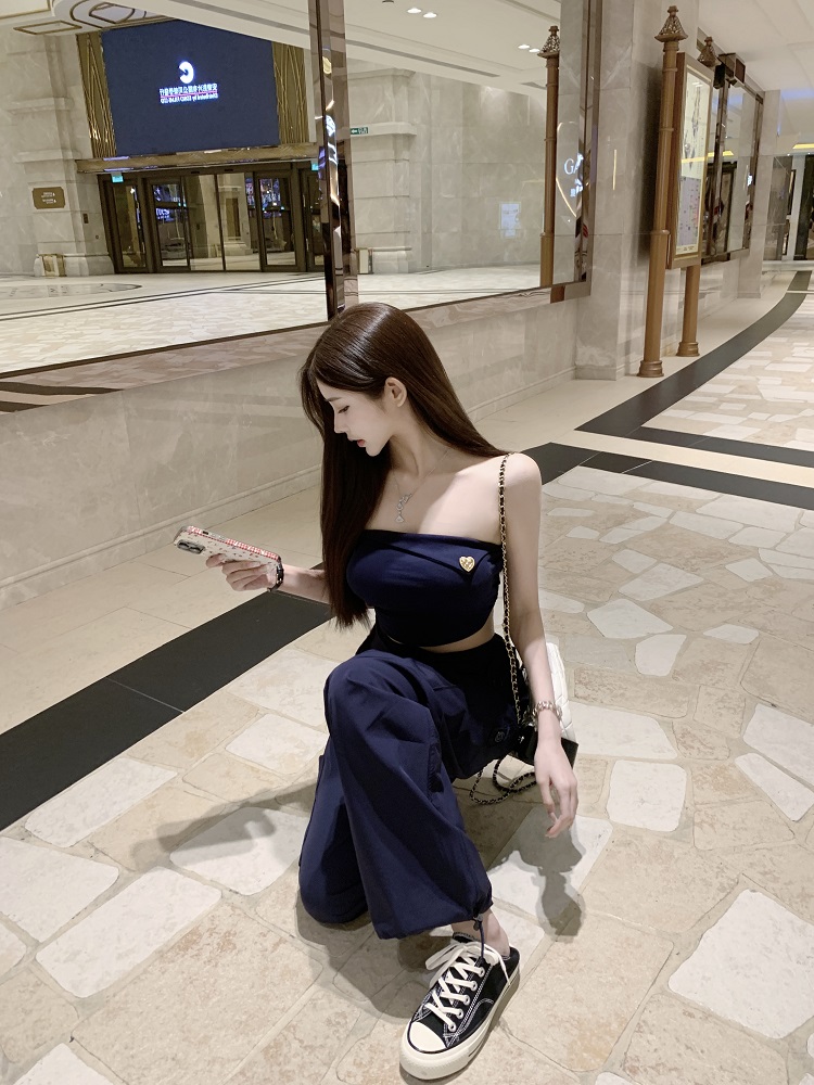 Dark Blue Low-Waist Cargo Pants for Women - Loose Fit, Slimming Casual Floor-Length Style, Perfect for Y2K and Everyday Wear Dark Blue Low-Waist Cargo Pants for Women - Loose Fit, Slimming Casual Floor-Length Style, Perfect for Y2K and Everyday Wear