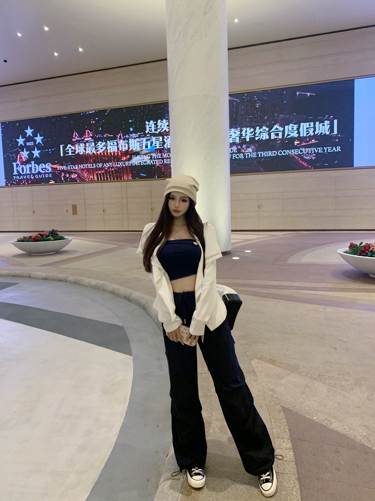 Dark Blue Low-Waist Cargo Pants for Women - Loose Fit, Slimming Casual Floor-Length Style, Perfect for Y2K and Everyday Wear Dark Blue Low-Waist Cargo Pants for Women - Loose Fit, Slimming Casual Floor-Length Style, Perfect for Y2K and Everyday Wear