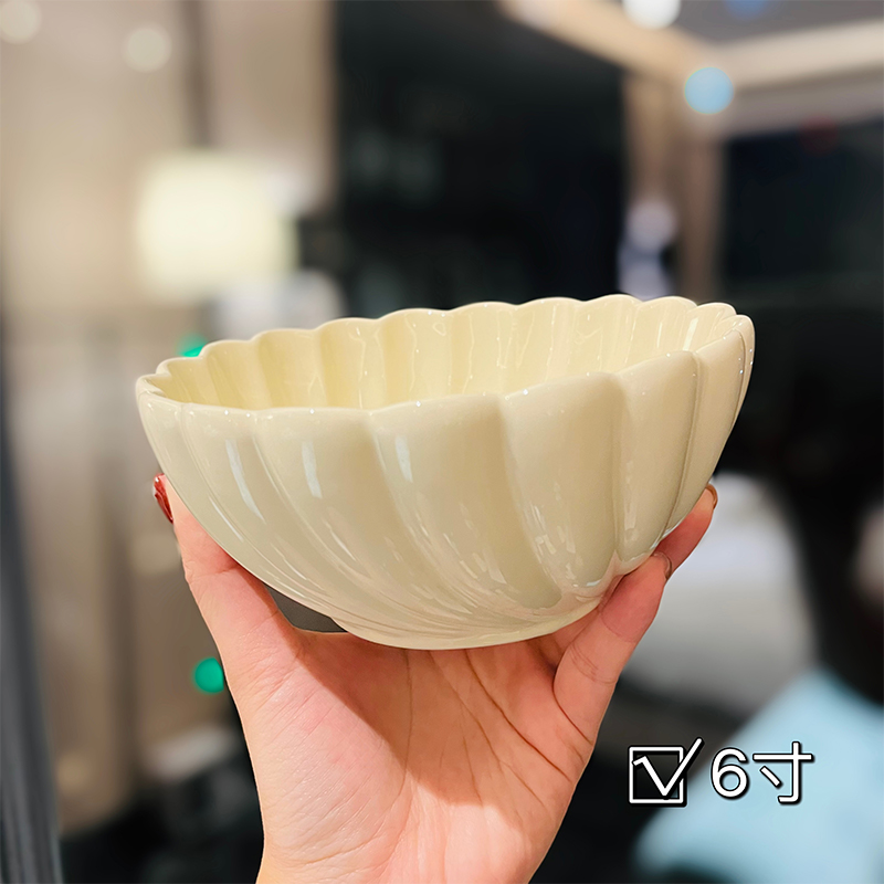 Delicate Daisy Flower Relief Ceramic Rice Bowl - 5-Inch Underglaze Soup Bowl for Home Decor, Aesthetic Kitchenware Delicate Daisy Flower Relief Ceramic Rice Bowl - 5-Inch Underglaze Soup Bowl for Home Decor, Aesthetic Kitchenware