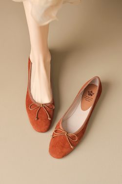 Elegant Caramel-Colored Lambskin Bow Flat Shoes for Women - Timeless Design, Shallow Mouth, Perfect for Everyday Wear