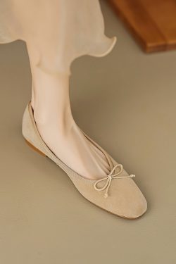 Elegant Caramel-Colored Lambskin Bow Flat Shoes for Women - Timeless Design, Shallow Mouth, Perfect for Everyday Wear