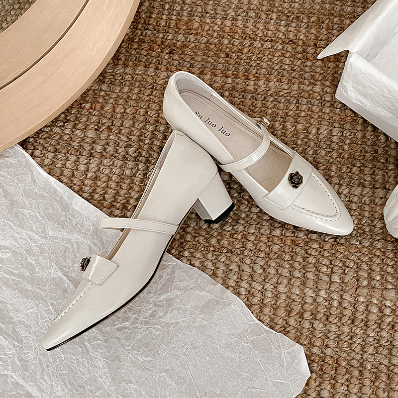 Elegant Chinese-Style Vintage Mid-Heel Shoes for Women - Handmade Genuine Leather Deer and Nara Commuting Footwear Elegant Chinese-Style Vintage Mid-Heel Shoes for Women - Handmade Genuine Leather Deer and Nara Commuting Footwear