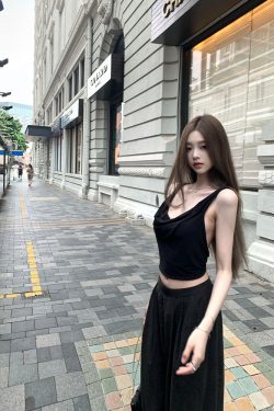 Elegant Drape Neck Backless Sleeveless Top for Women - Summer French Style Blouse, Chic Evening Wear, Perfect for Dinner Parties