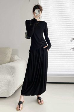 Elegant Women's Spring-Summer Outfit: Fitted Long-Sleeve T-Shirt with One-Word Collar and Pleated Skirt with Pocket