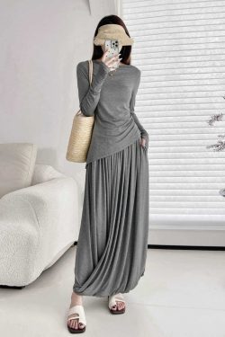 Elegant Women's Spring-Summer Outfit: Fitted Long-Sleeve T-Shirt with One-Word Collar and Pleated Skirt with Pocket