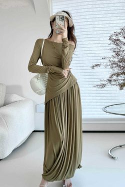 Elegant Women's Spring-Summer Outfit: Fitted Long-Sleeve T-Shirt with One-Word Collar and Pleated Skirt with Pocket