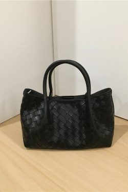 Elegant Woven Grass Basket Handbag - High-End Niche Design Shoulder Crossbody Tote Bag for Chic Fashion Lovers