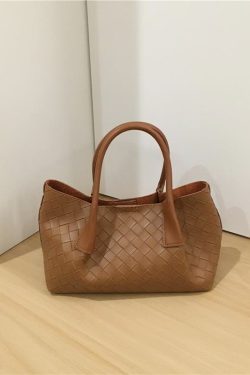 Elegant Woven Grass Basket Handbag - High-End Niche Design Shoulder Crossbody Tote Bag for Chic Fashion Lovers