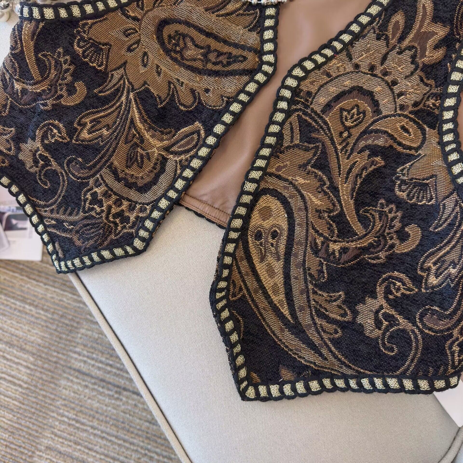 Ethnic Style Jacquard Embroidered Vest - Short Retro Cardigan for Travel, Inspired by Xinjiang and Northwest Tibet Fashion Ethnic Style Jacquard Embroidered Vest - Short Retro Cardigan for Travel, Inspired by Xinjiang and Northwest Tibet Fashion