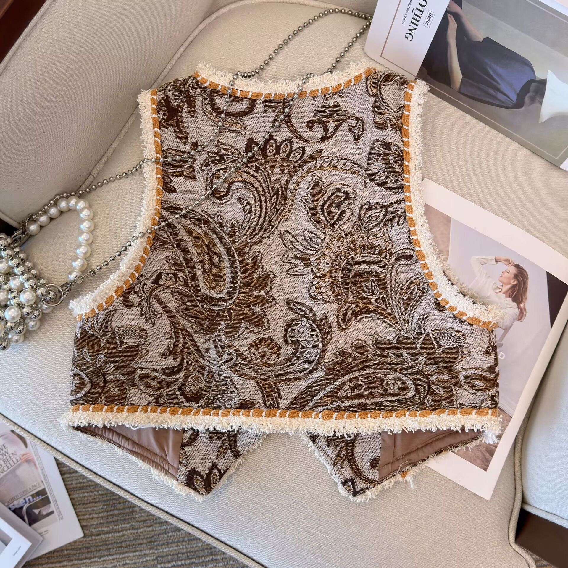 Ethnic Style Jacquard Embroidered Vest - Short Retro Cardigan for Travel, Inspired by Xinjiang and Northwest Tibet Fashion Ethnic Style Jacquard Embroidered Vest - Short Retro Cardigan for Travel, Inspired by Xinjiang and Northwest Tibet Fashion