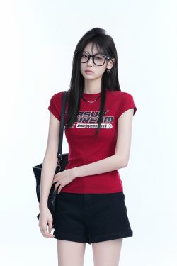 Fitted Red Short-Sleeve T-Shirt for Women - American Retro Style with "Sit and Eat Until the Mountains Are Empty" Print, Slimming Round Neck Design