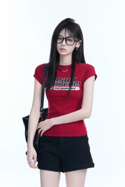 Fitted Red Short-Sleeve T-Shirt for Women - American Retro Style with "Sit and Eat Until the Mountains Are Empty" Print, Slimming Round Neck Design