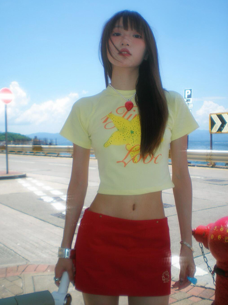 Fitted Summer T-Shirt for Women with Starfruit Print, Trendy Short Sleeves, Slimming Design, Straight Shoulder, Y2K Style Top Fitted Summer T-Shirt for Women with Starfruit Print, Trendy Short Sleeves, Slimming Design, Straight Shoulder, Y2K Style Top