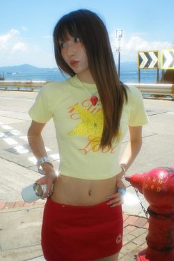 Fitted Summer T-Shirt for Women with Starfruit Print, Trendy Short Sleeves, Slimming Design, Straight Shoulder, Y2K Style Top