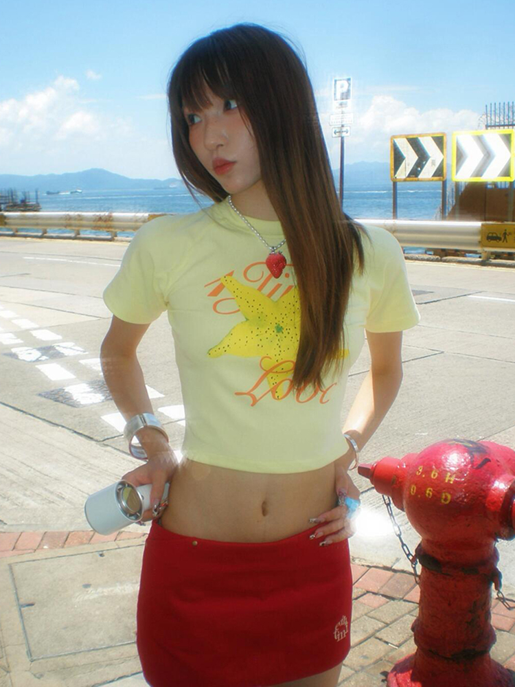 Fitted Summer T-Shirt for Women with Starfruit Print, Trendy Short Sleeves, Slimming Design, Straight Shoulder, Y2K Style Top Fitted Summer T-Shirt for Women with Starfruit Print, Trendy Short Sleeves, Slimming Design, Straight Shoulder, Y2K Style Top