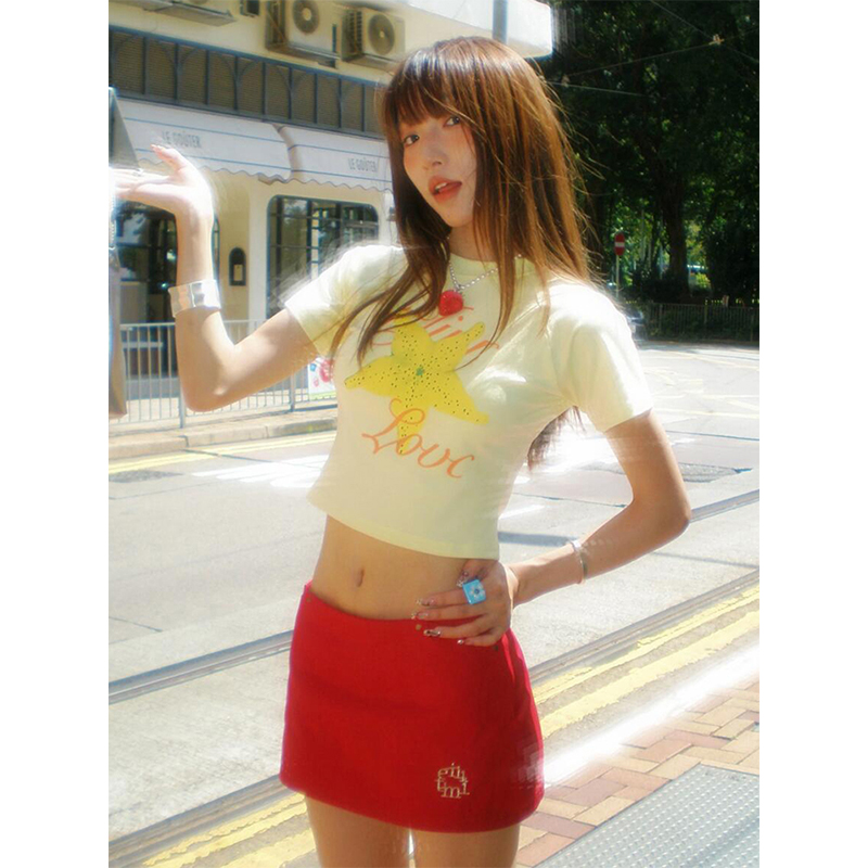 Fitted Summer T-Shirt for Women with Starfruit Print, Trendy Short Sleeves, Slimming Design, Straight Shoulder, Y2K Style Top Fitted Summer T-Shirt for Women with Starfruit Print, Trendy Short Sleeves, Slimming Design, Straight Shoulder, Y2K Style Top