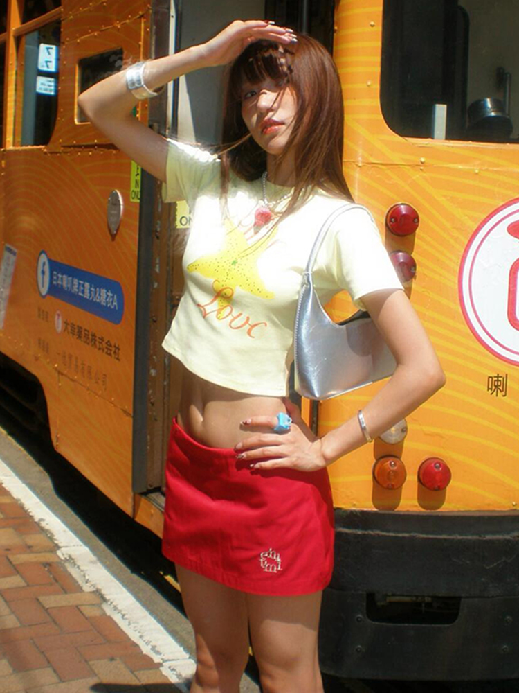 Fitted Summer T-Shirt for Women with Starfruit Print, Trendy Short Sleeves, Slimming Design, Straight Shoulder, Y2K Style Top Fitted Summer T-Shirt for Women with Starfruit Print, Trendy Short Sleeves, Slimming Design, Straight Shoulder, Y2K Style Top