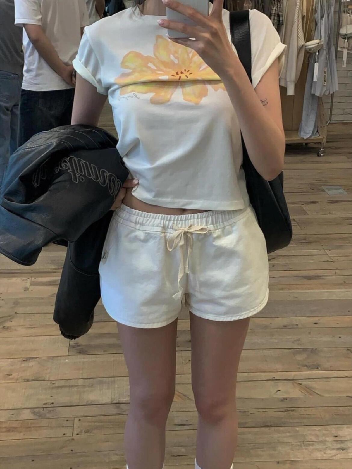 Floral Korean Style Short-Sleeve T-Shirt - Lightweight Slim-Fit Cotton Top for a Youthful Look Floral Korean Style Short-Sleeve T-Shirt - Lightweight Slim-Fit Cotton Top for a Youthful Look