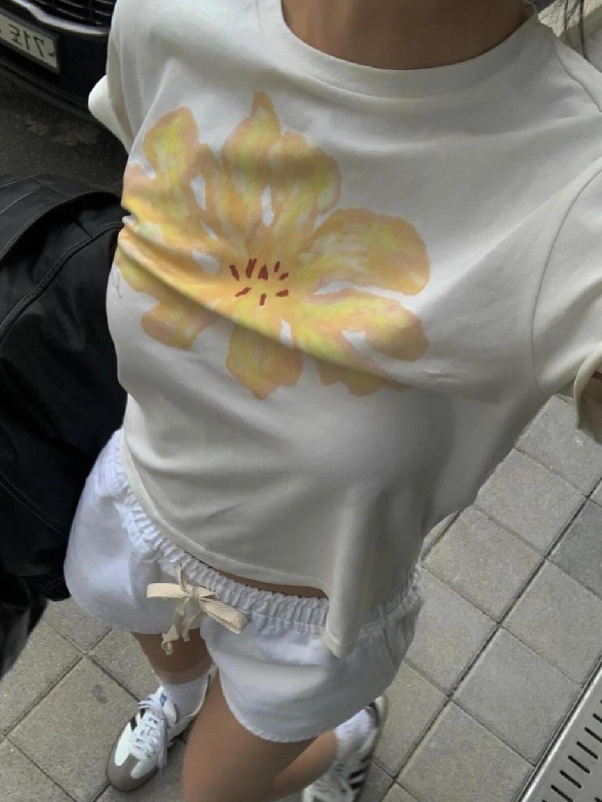 Floral Korean Style Short-Sleeve T-Shirt - Lightweight Slim-Fit Cotton Top for a Youthful Look Floral Korean Style Short-Sleeve T-Shirt - Lightweight Slim-Fit Cotton Top for a Youthful Look