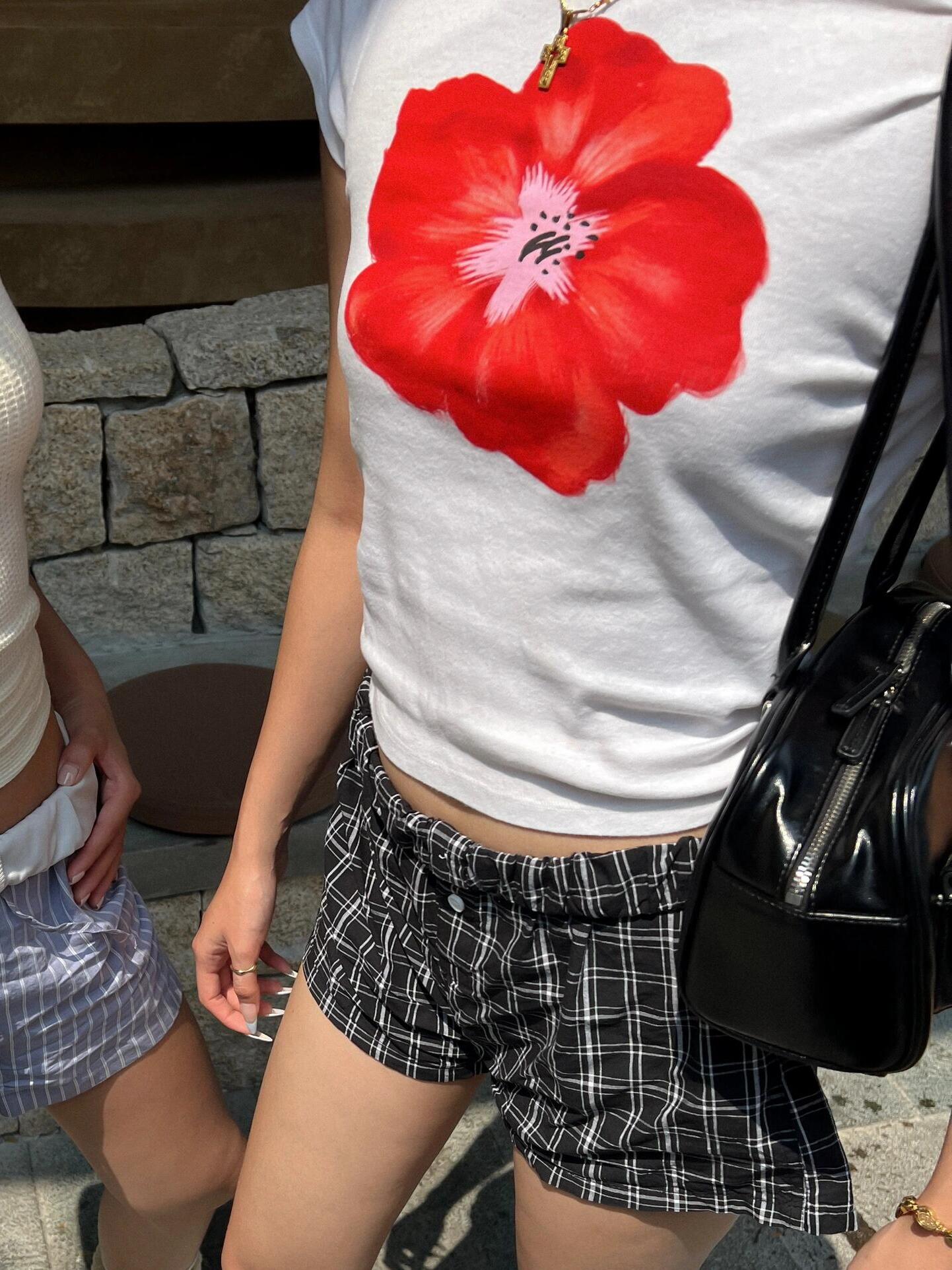 Floral Korean Style Short-Sleeve T-Shirt - Lightweight Slim-Fit Cotton Top for a Youthful Look Floral Korean Style Short-Sleeve T-Shirt - Lightweight Slim-Fit Cotton Top for a Youthful Look