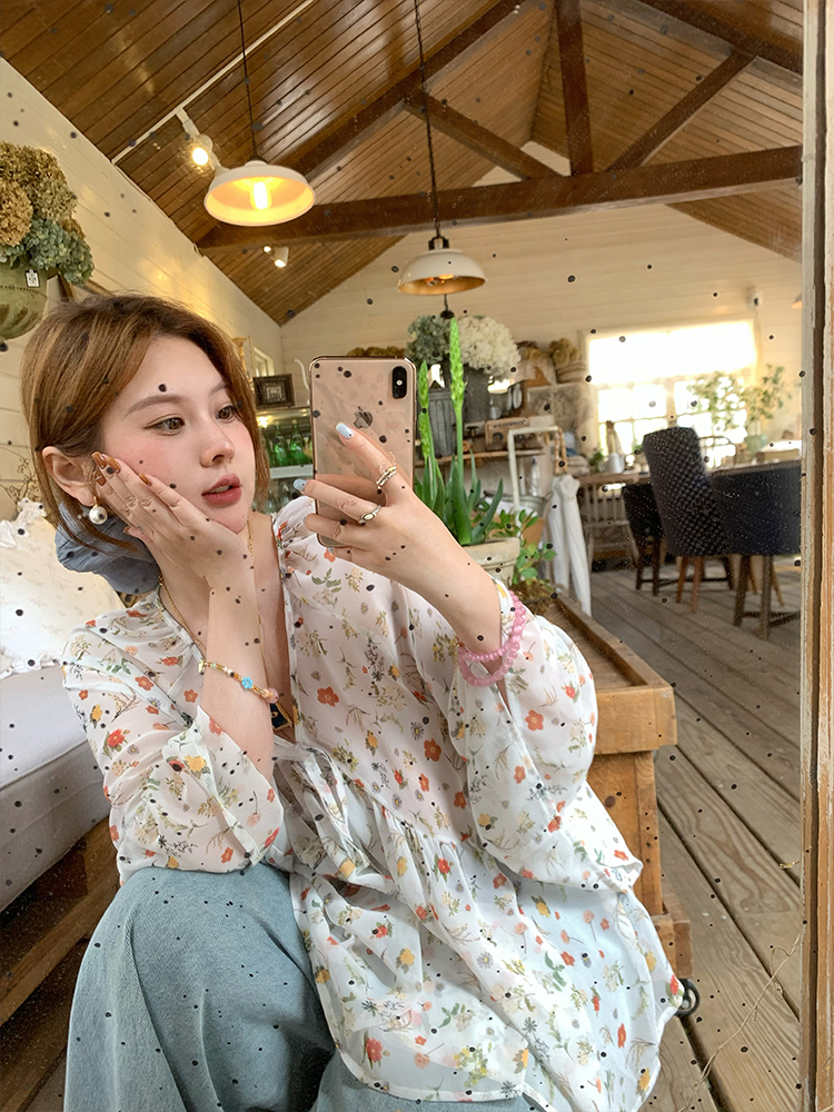 Floral Long Sleeve Chiffon Shirt for Women - Vintage 90s Style Loose Bell Sleeve Sun Protection Top Floral Long Sleeve Chiffon Shirt for Women - Vintage 90s Style Loose Bell Sleeve Sun Protection Top