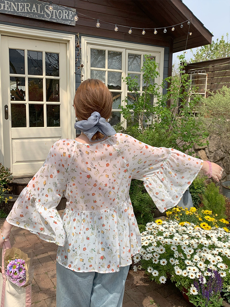 Floral Long Sleeve Chiffon Shirt for Women - Vintage 90s Style Loose Bell Sleeve Sun Protection Top Floral Long Sleeve Chiffon Shirt for Women - Vintage 90s Style Loose Bell Sleeve Sun Protection Top