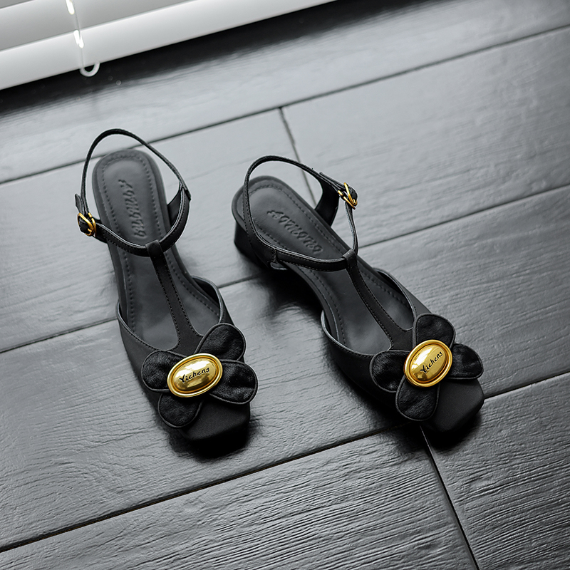 Floral Mid-Heel Closed-Toe Sandals for Women in Gold and Silver - Trendy Summer Footwear with Genuine Leather Design Floral Mid-Heel Closed-Toe Sandals for Women in Gold and Silver - Trendy Summer Footwear with Genuine Leather Design