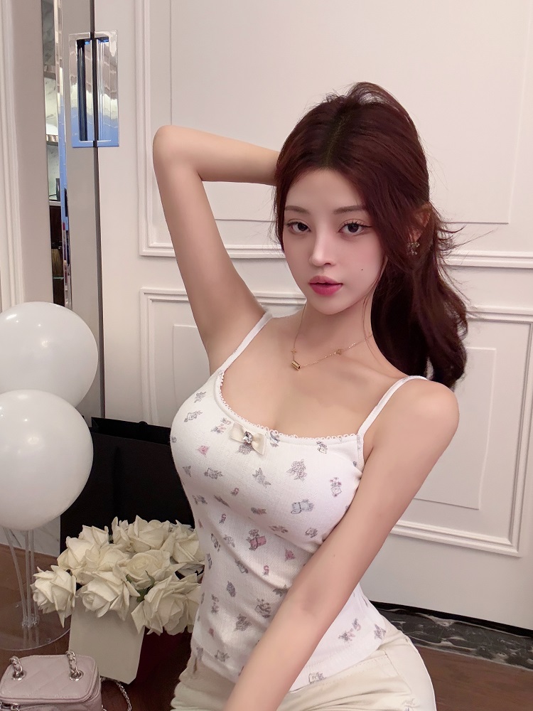 Floral Printed Camisole with Built-In Chest Pad - Small Size, 90s Inspired, Lightweight and Breathable Summer Top Floral Printed Camisole with Built-In Chest Pad - Small Size, 90s Inspired, Lightweight and Breathable Summer Top