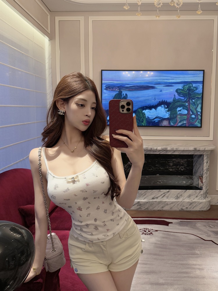 Floral Printed Camisole with Built-In Chest Pad - Small Size, 90s Inspired, Lightweight and Breathable Summer Top Floral Printed Camisole with Built-In Chest Pad - Small Size, 90s Inspired, Lightweight and Breathable Summer Top