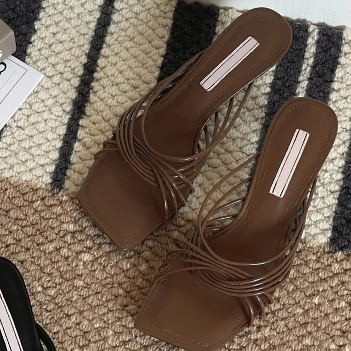 French Square-Toe Sheepskin Cross Strap High-Heeled Sandals for Women - Elegant Open-Toe Roman Style for Outdoor Wear French Square-Toe Sheepskin Cross Strap High-Heeled Sandals for Women - Elegant Open-Toe Roman Style for Outdoor Wear