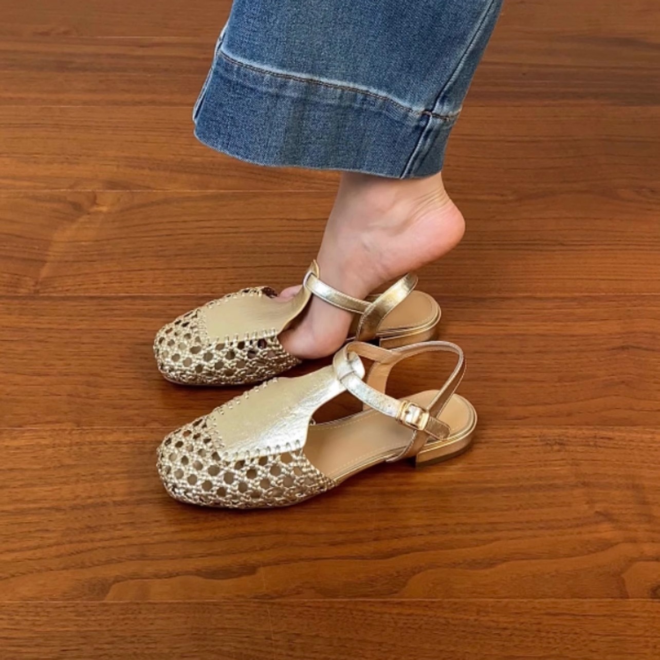 Genuine Leather Hollow Woven Low-Heeled Open-Toe Sandals for Women - Summer 2025 Chunky Heeled Roman Style, Breathable Comfort Genuine Leather Hollow Woven Low-Heeled Open-Toe Sandals for Women - Summer 2025 Chunky Heeled Roman Style, Breathable Comfort